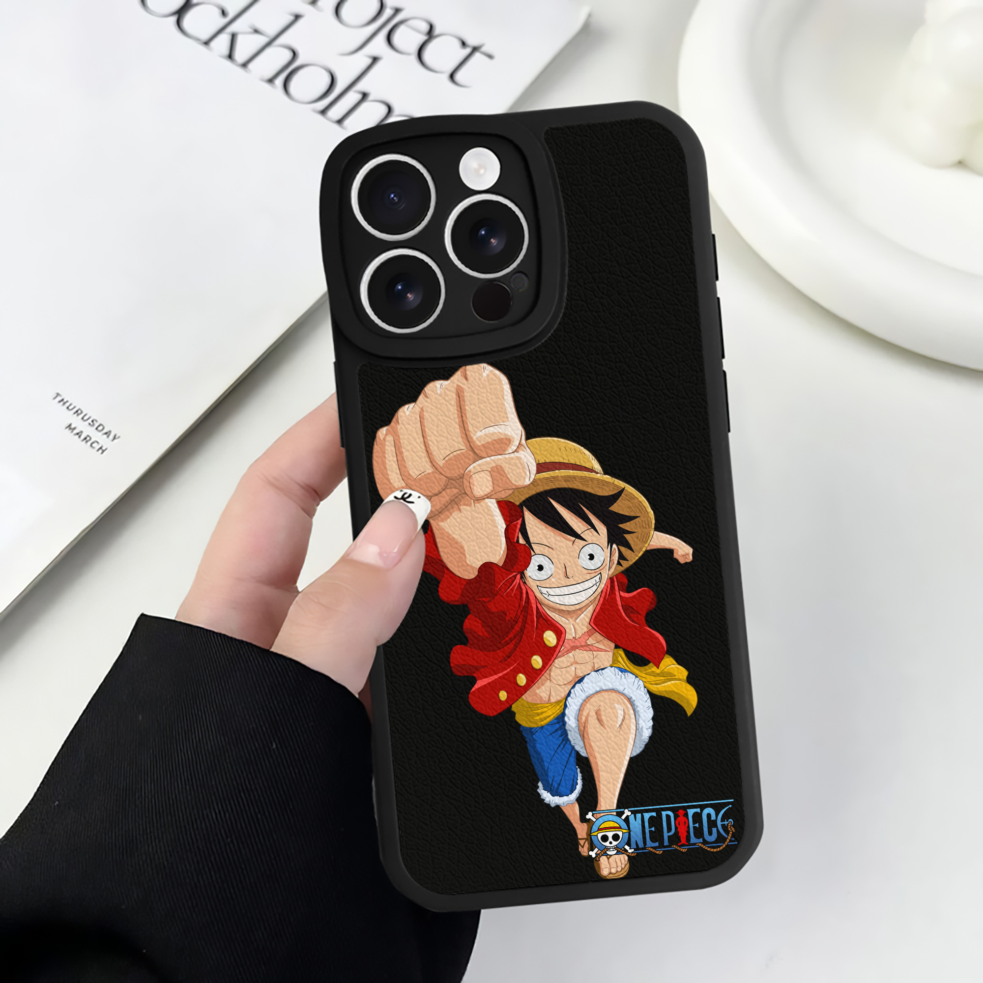 （画像用） ワンピース モンキー・D・ルフィ ONE PIECE Monkey D. Luffy 【iPhone 16シリーズ対応】シリコンスマホケース（レザー調） 材質：シリコン